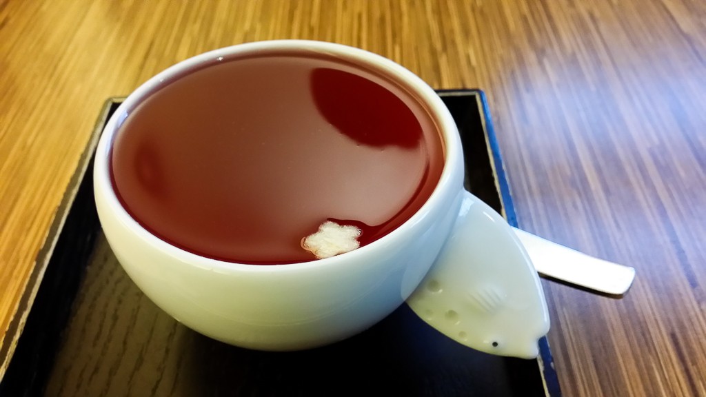 내가 주문한 오미자차이다. 이곳의 차가 전부 진하고 맛있었다. (오미자차 7천원, 유자차 6천원)