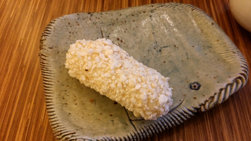 서비스로 나온 연잎차와 함께 나온 강정이다. 그런데, 연잎차를 마셨더니, 달달했던 오미자차의 감미로운 맛이 사라져 버렸다.